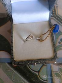 Anello da donna in oro  con pietra centrale 