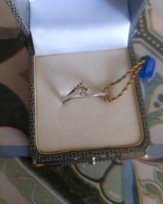 Anello da donna in oro  con pietra centrale 