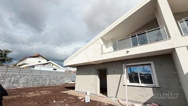 Villa angolare in costruzione con spazio esterno