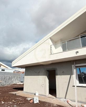 Villa angolare in costruzione con spazio esterno