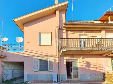 PORZIONE DI BIFAMILIARE A FABRICA DI ROMA