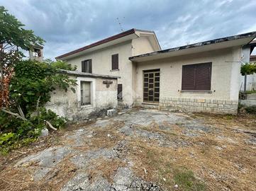 CASA SEMINDIPENDENTE A VILLA LATINA