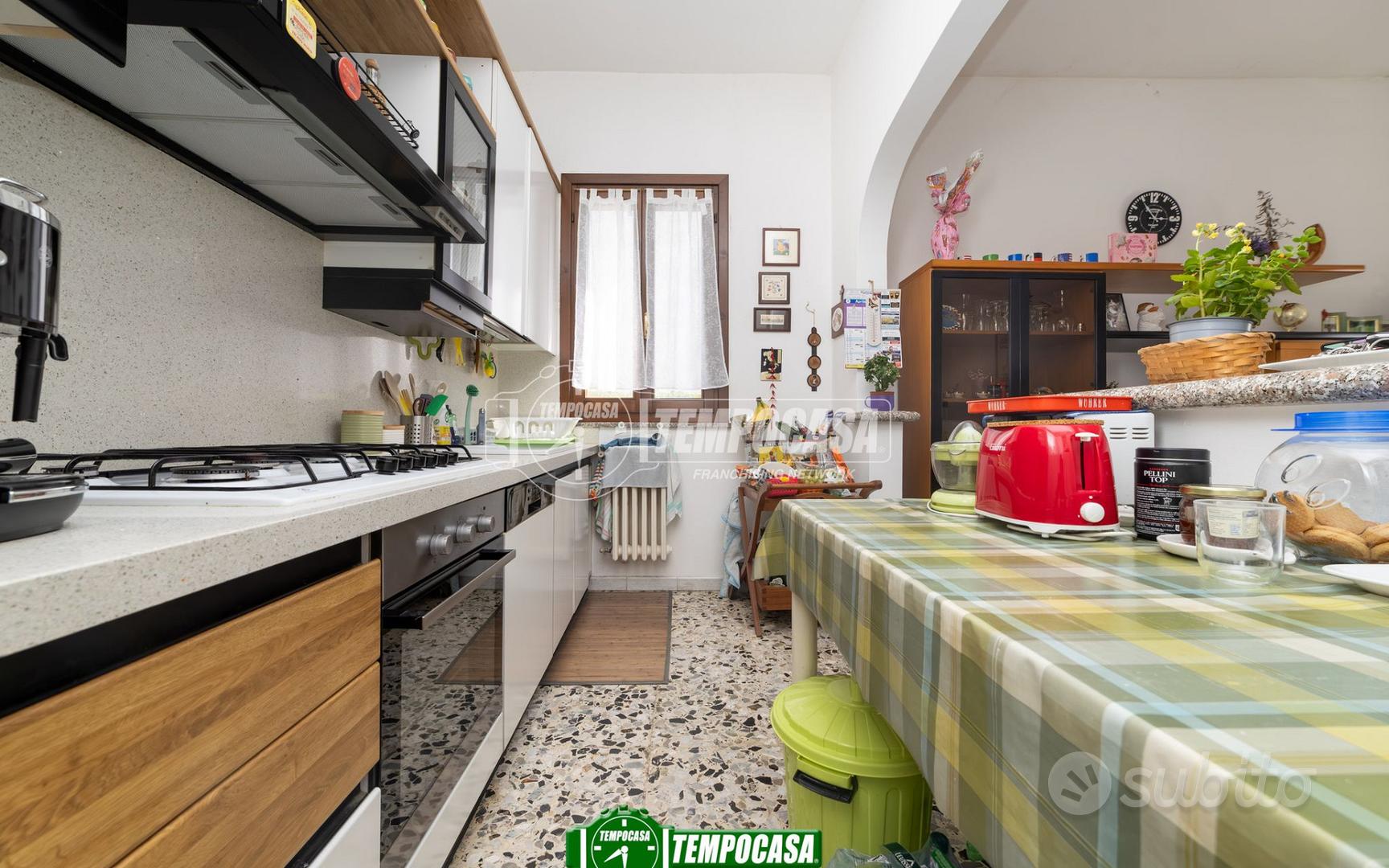 VILLA SINGOLA CON AMPI SPAZI E GRANDE POTENZIALE A - Vista 5