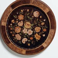 piatto decorativo in legno intarsiato