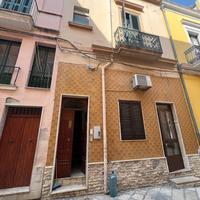 Indipendente sul porto di Brindisi