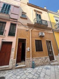 Indipendente sul porto di Brindisi