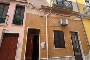 Indipendente sul porto di Brindisi