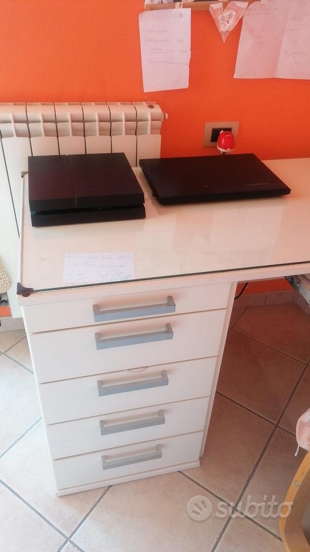 Scrivania bianca/panna (prezzo trattabile) Arredamento e