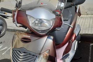 scooter honda SH 150.