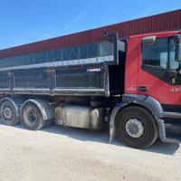 IVECO STRALIS CON CASSONE RIBALT.TRILATER. ANNO