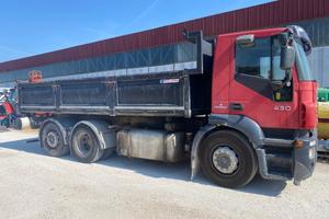 IVECO STRALIS CON CASSONE RIBALT.TRILATER. ANNO