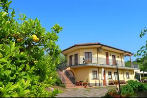 Appartamento arredato con giardino e posto auto