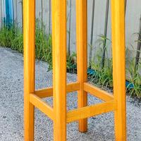 Sgabello in legno massello professionale.