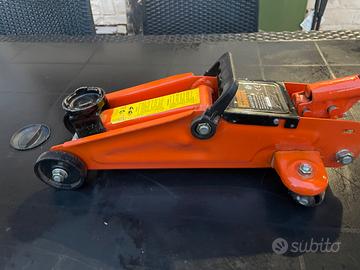Cricco idraulico sollevamento auto