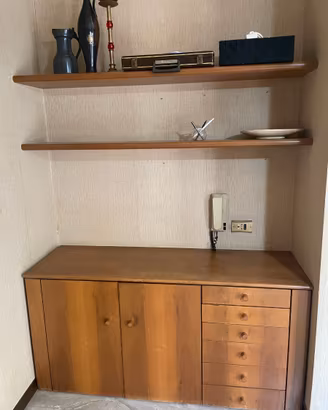 Mobiletto basso in legno con cassettiera