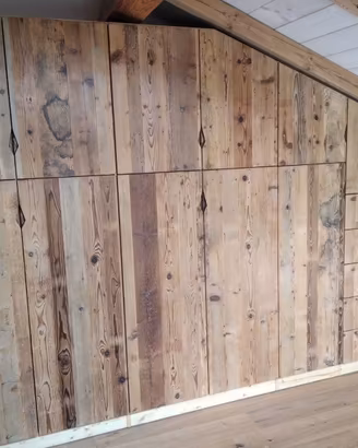 armadio sotto tetto legno vecchio con ante cassett