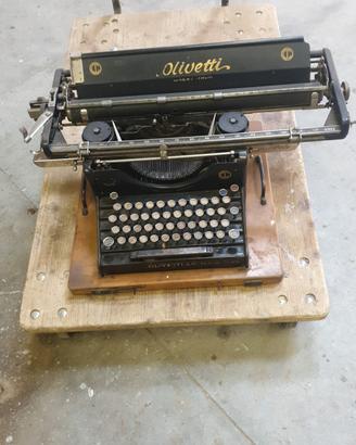 Macchina per scrivere OLIVETTI  degli anni 2antica
