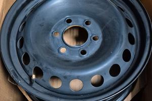 CERCHI ORIGINALI FORD E COPRICERCHI 