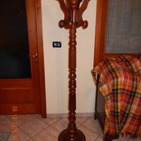 Appendiabiti, lampadario, armadietto, tappeto