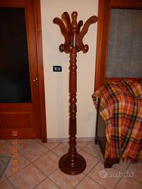 Appendiabiti, lampadario, armadietto, tappeto