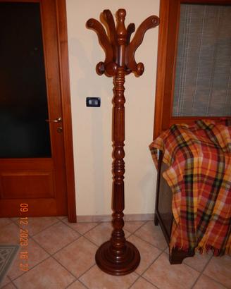 Appendiabiti, lampadario, armadietto, tappeto