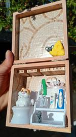 Miniatura.Piccolo bagno con gattino e topini.