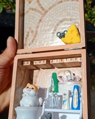 Miniatura.Piccolo bagno con gattino e topini.