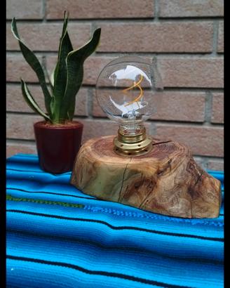 Lampada artigianale in legno