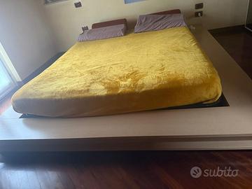 Letto matrimoniale basso in legno chiaro con rete