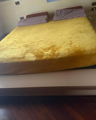 Letto matrimoniale basso in legno chiaro con rete