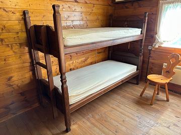 LETTO A CASTELLO in LEGNO con decori intagliati