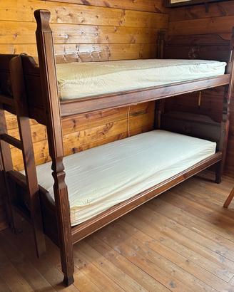 LETTO A CASTELLO in LEGNO con decori intagliati