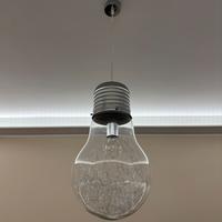Lampadario a sospensione a forma di lampadina