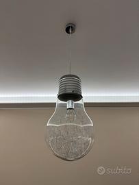 Lampadario a sospensione a forma di lampadina
