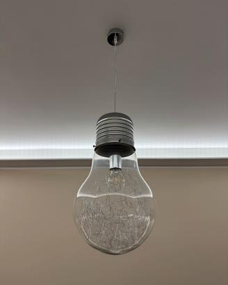 Lampadario a sospensione a forma di lampadina