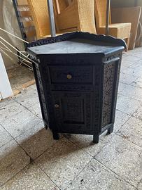 Comodino ad angolo etnico 