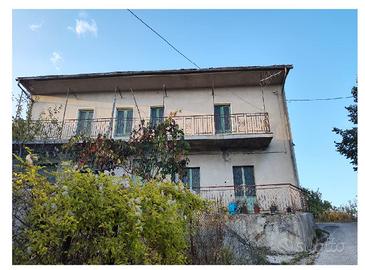 Abitazione con annesse pertinenze