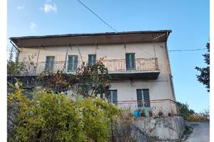 Abitazione con annesse pertinenze