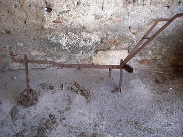 Antico dissodatore in ferro battuto