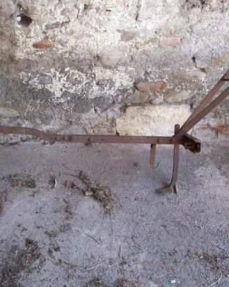 Antico dissodatore in ferro battuto