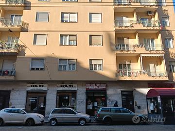 Via Genova Negozio con Vetrina