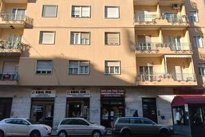 Via Genova Negozio con Vetrina