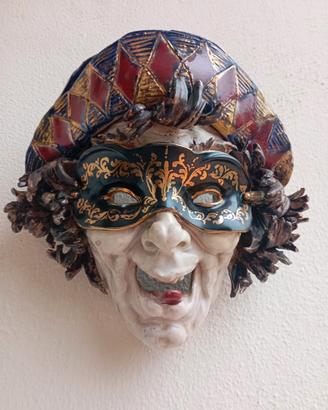 Maschera in terracotta e smalto policromo 