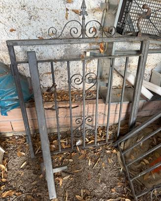 Ringhiera in ferro battuto con cancello