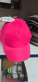18 Cappellini con visiera con strappo regolabile.