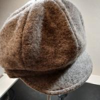 Berretto invernale con frontino in lana.