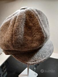 Berretto invernale con frontino in lana.