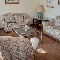 Due poltrone e due divani