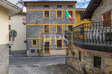 Casa indipendente di 150 m² con più di 5 locali a 