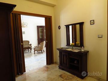 due mobiletti per ingresso  in noce